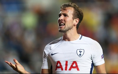 欧盈体育独家-乌克兰队球迷赛后堵大巴